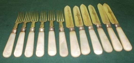 VICTORIAN FISH SET WITH MOTHER OF PEARL HANDLES