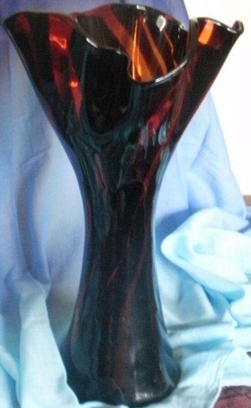 BEAUTIFULL ART GLASS VASE.RED/BLACK (LOOKS LIKE MURANO)