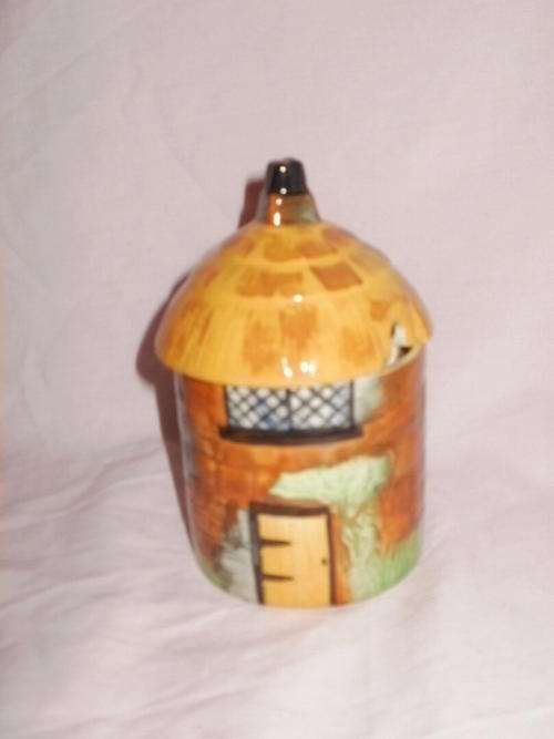 HONEY POT THAT LOOKS LIKE A COTTAGE/HUT, SHORTER & SON ENGLAND