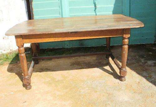 LOVELY OAK TABLE