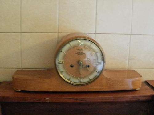 A STUNNING STRIKING MANTEL CLOCK. MECHANICAL