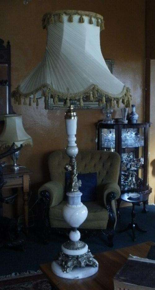 STUNNING MARBLE LAMP WITH CHERUB