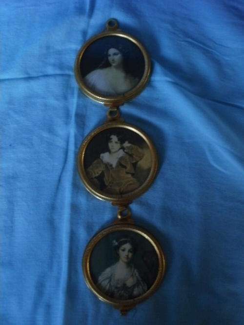 LOVELY GOLD COLOR FRAMES