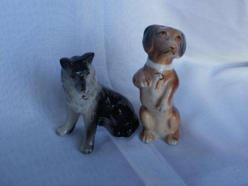 TWO DOGS THAT IS A SALT AND PEPPER SET