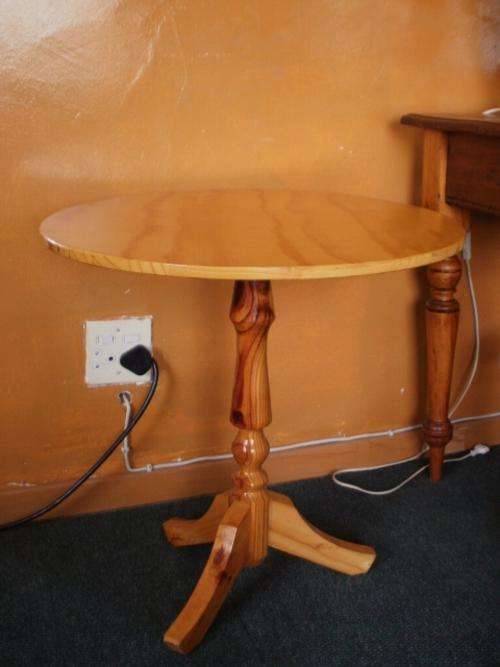 SMALL ROUND PINE TABLE