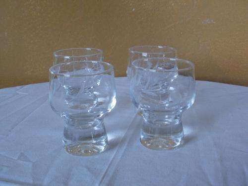 SET X4 SHERRY GLASSES WITH A ACORN PATTERN