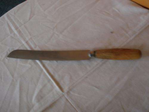 WOODEN HANDLE BREAD KNIFE