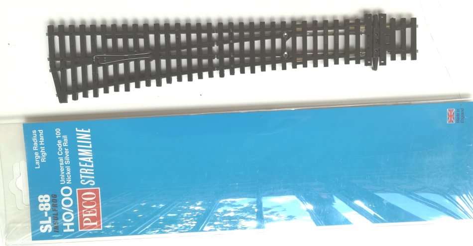 Peco SL-88 large radius R/H turnout + rail-joiners
