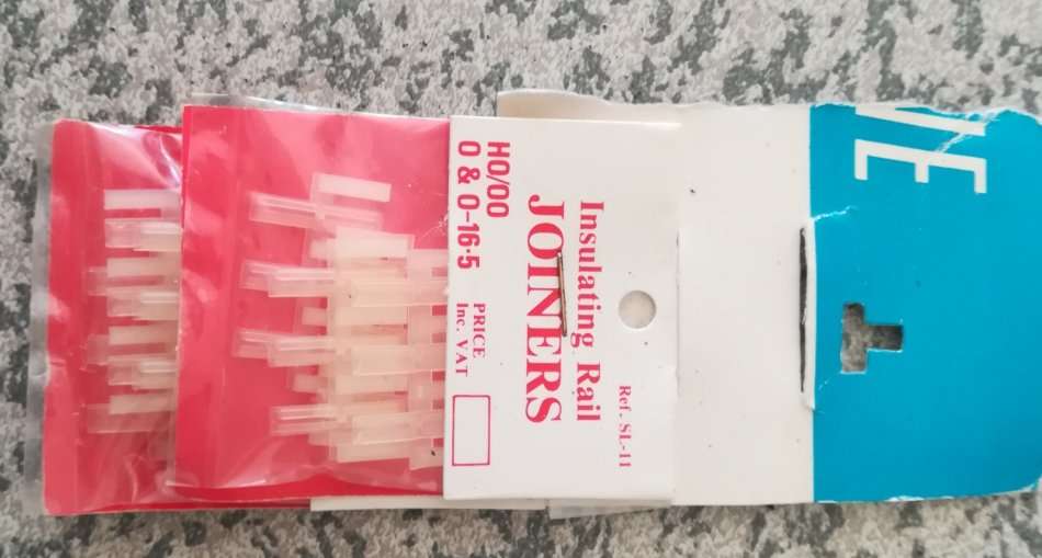 2x Peco rail-joiners (insulating) code 100