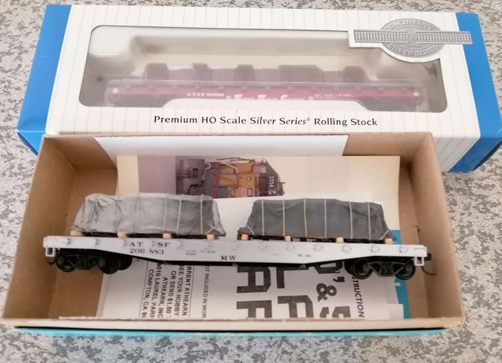 2x HO Flat cars - pse see description