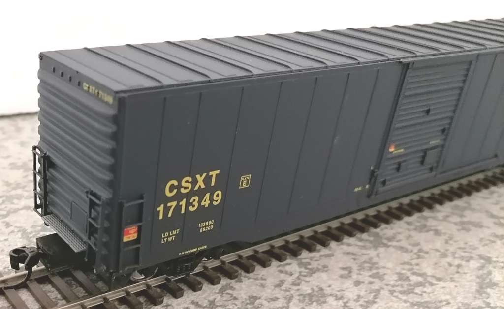 2x HO Box cars - pse see description