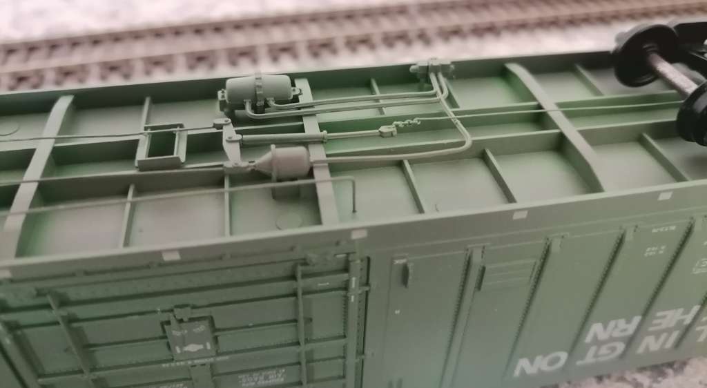 2x HO Box cars - pse see description