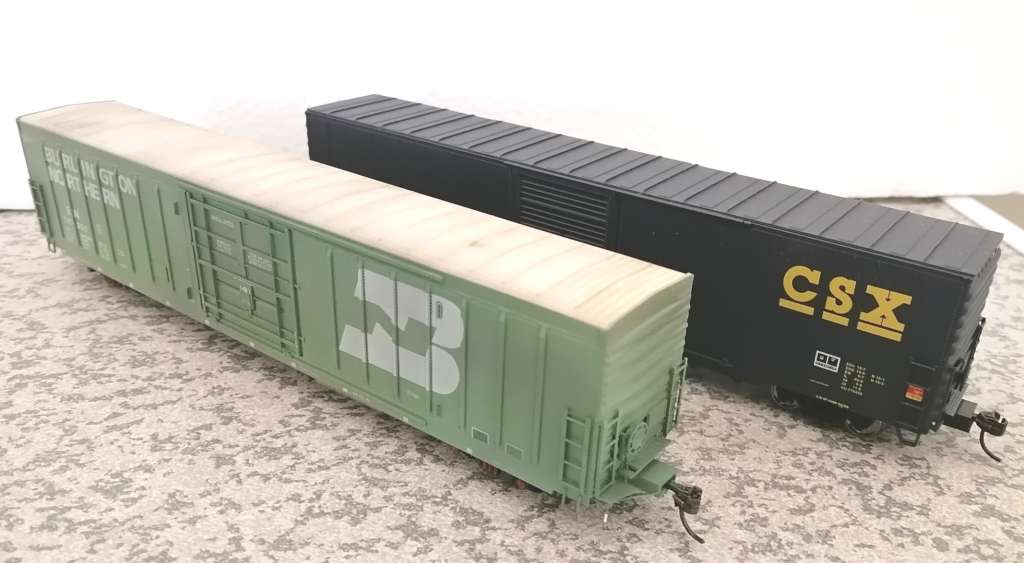 2x HO Box cars - pse see description
