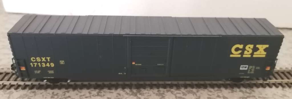 2x HO Box cars - pse see description