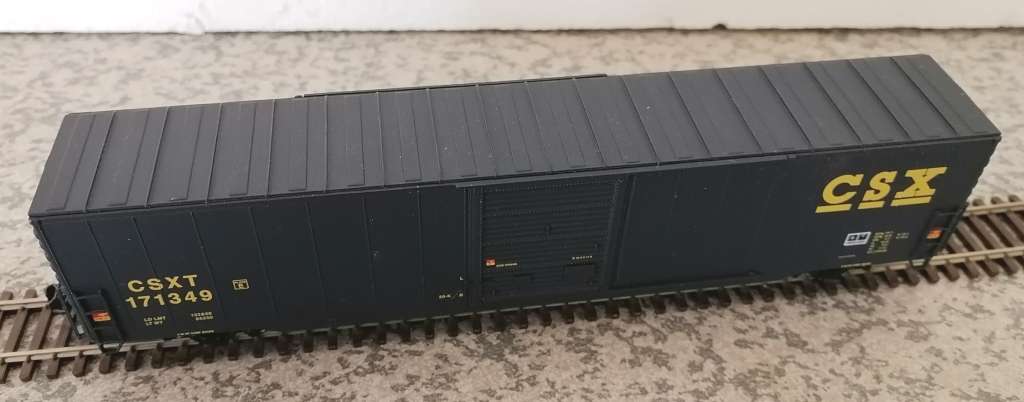 2x HO Box cars - pse see description