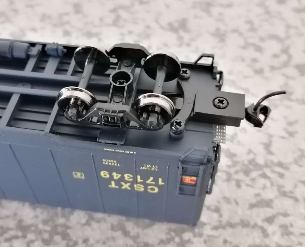 2x HO Box cars - pse see description