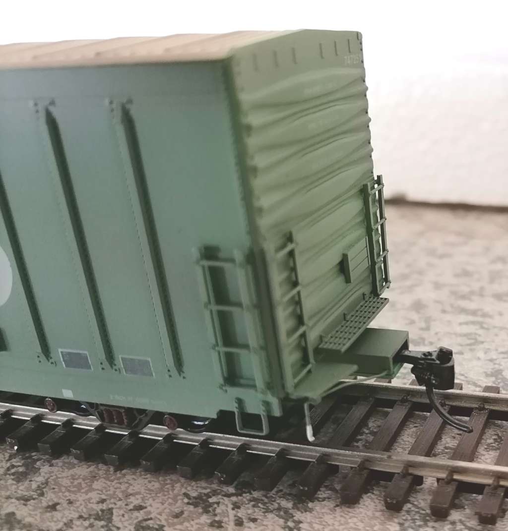 2x HO Box cars - pse see description