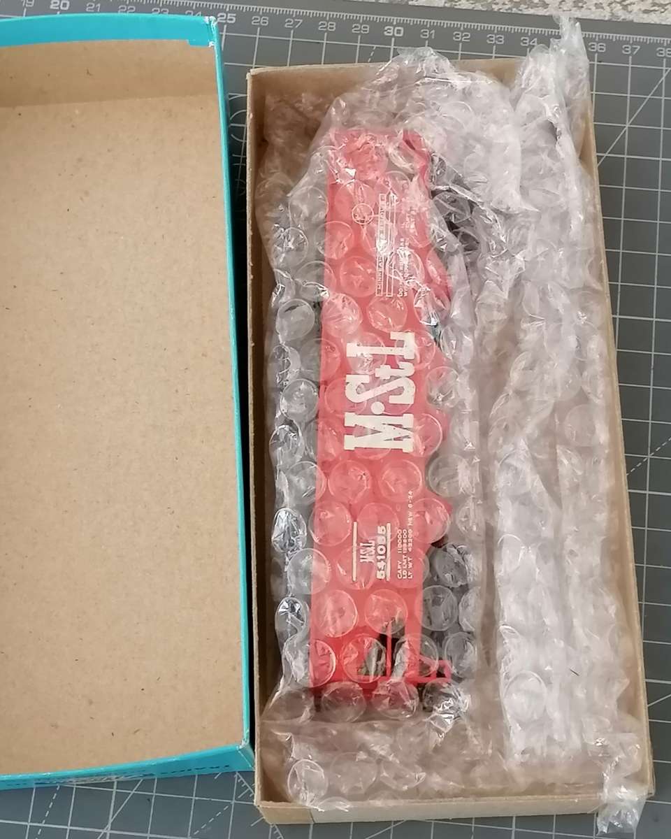 2x HO rolling stock - pse see description