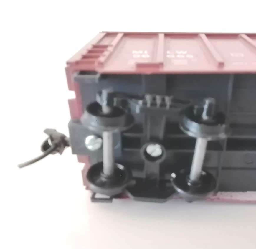 2x HO rolling stock - pse see description