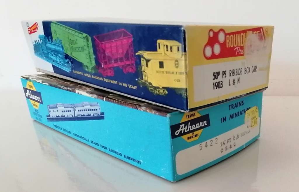 2x HO rolling stock - pse see description