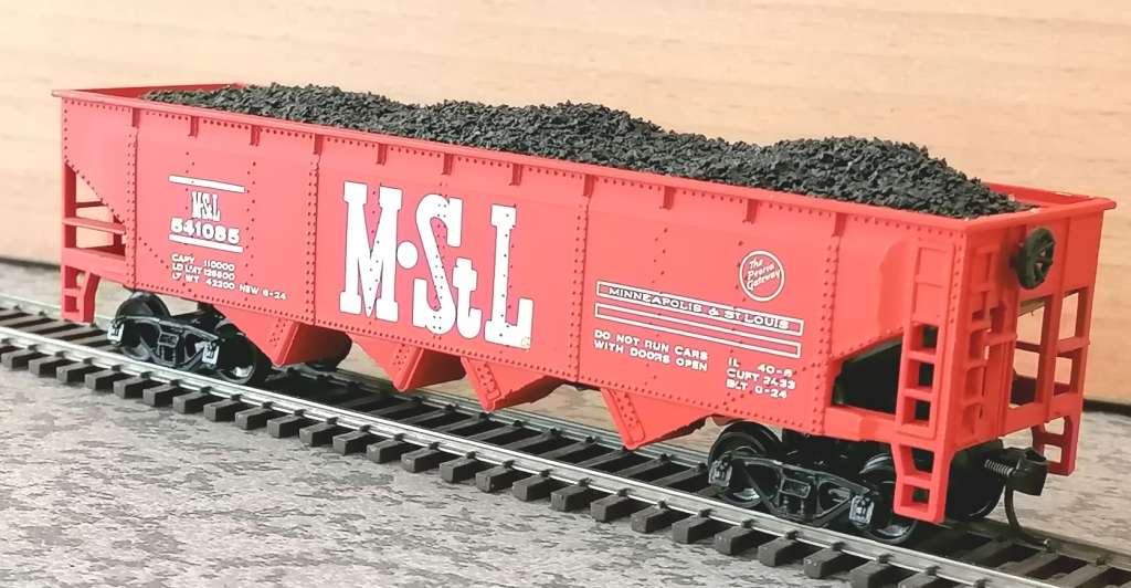 2x HO rolling stock - pse see description