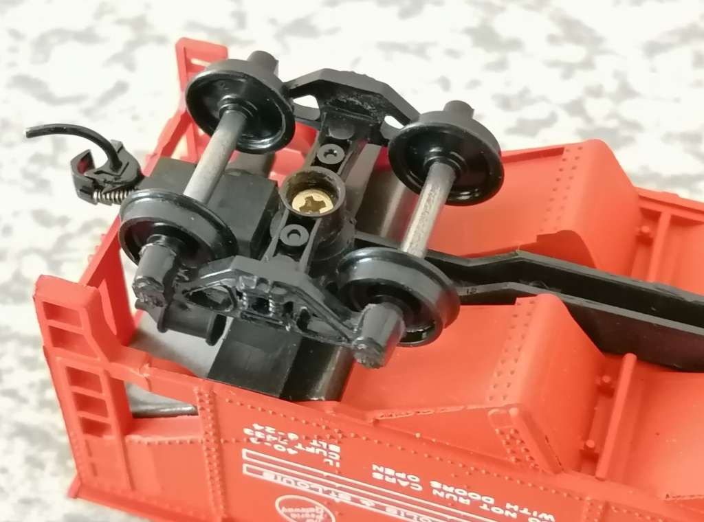 2x HO rolling stock - pse see description