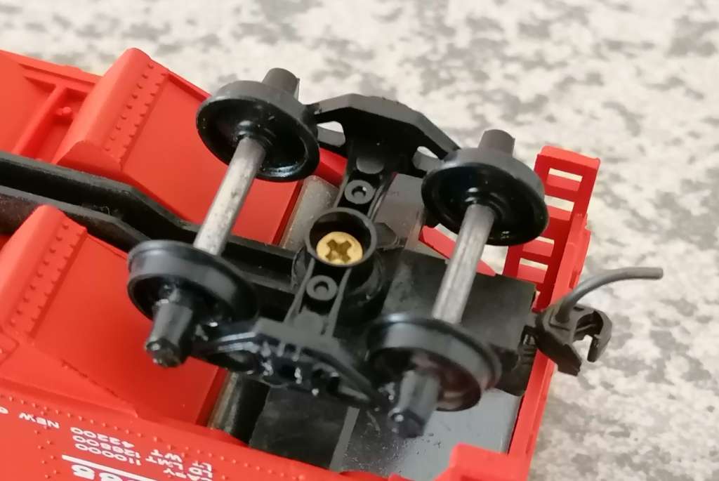 2x HO rolling stock - pse see description