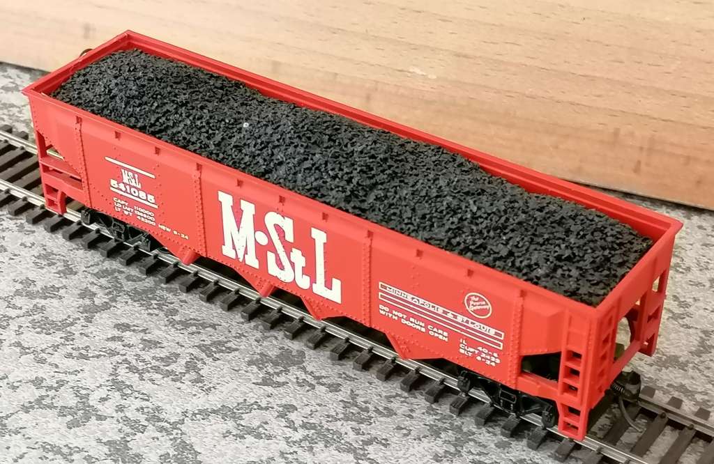 2x HO rolling stock - pse see description