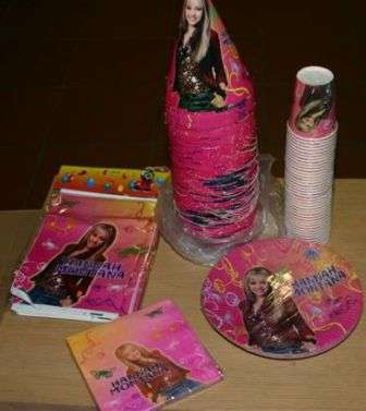 Hannah Montana Asseccories- Full set, plates, cups and serviettes, hats R1 no Reserve