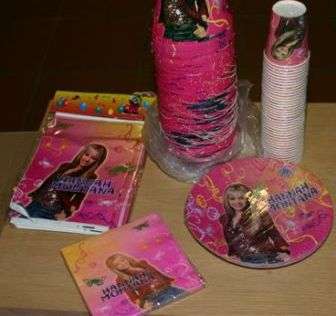 Hannah Montana Asseccories- set with PLATES, CUPS AND SERVIETTES, -R1 no Reserve