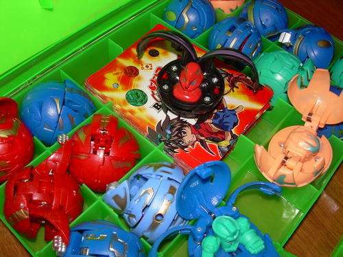 GAME CARDS and Bakugan CARRY CASE WITH 18 Battle Brawlers (Meduim) Magnetic cards! R1 NO RESERVE