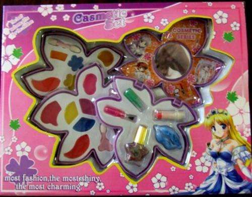 Cute LARGE GIRLS MAKE UP SET  - R1 NO Reserve Auction
