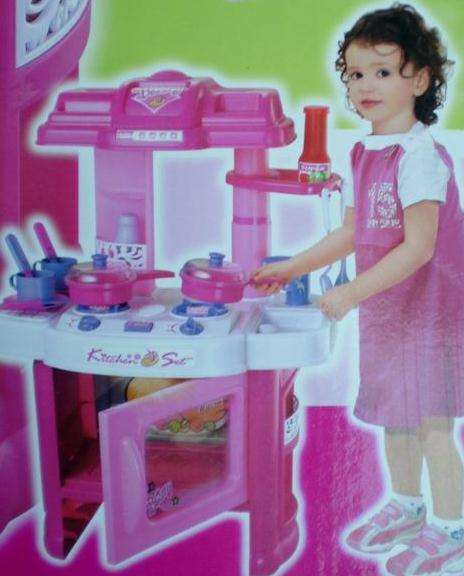 Free standing kitchen playset with lights and sound! Great gift to any little girl