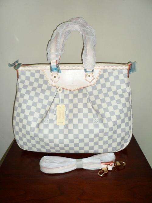 SLEEK & TRENDY NEW LOUIS VUITTON HANDBAG!!! INCLUDING DUST-BAG!