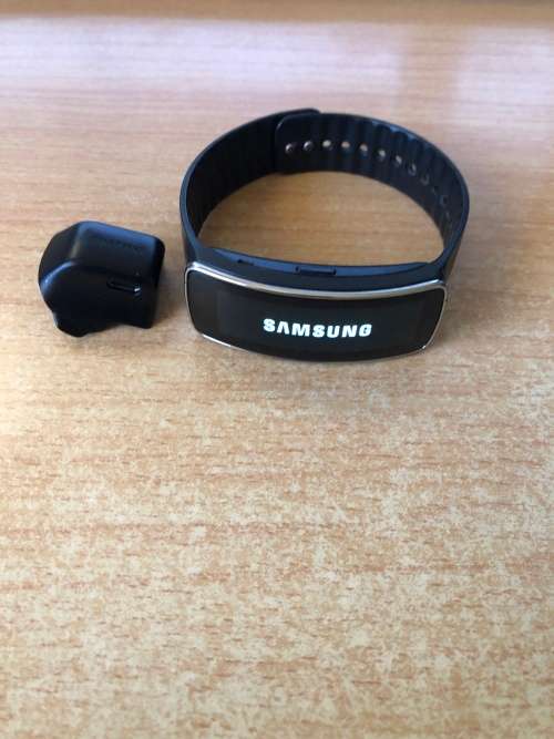 R1 start, no reserve! Samsung Gear Fit SM-R350