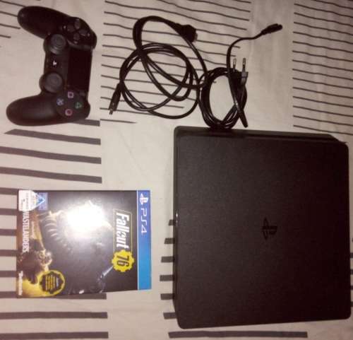 PS4 500gb slim console *in perfect condition* with all cables, 1 remote and a game
