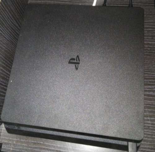 PS4 500gb slim console *in perfect condition* with all cables, 1 remote and a game