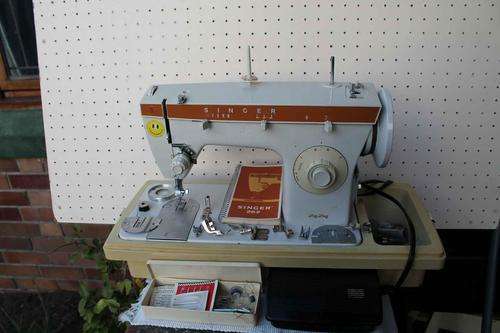 Vintage Singer Sewing Machine - BUYER COLLECT OWN COURIER