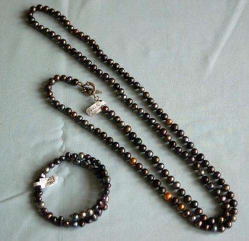 Pearl necklace and pearl bracelet