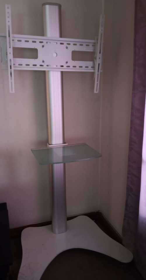 Mobile TV Stand with Glass Tray, 4 wheels and brakes