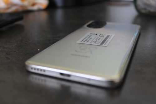 Huawei Nova 8 Rosegold Dual sim. 128gb gb. 1 year old. 2 pouches