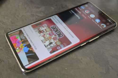 Huawei Nova 8 Rosegold Dual sim. 128gb gb. 1 year old. 2 pouches