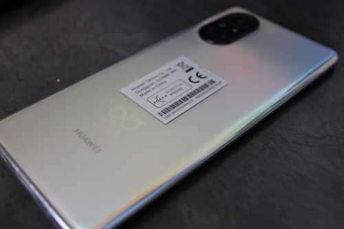 Huawei Nova 8 Rosegold Dual sim. 128gb gb. 1 year old. 2 pouches