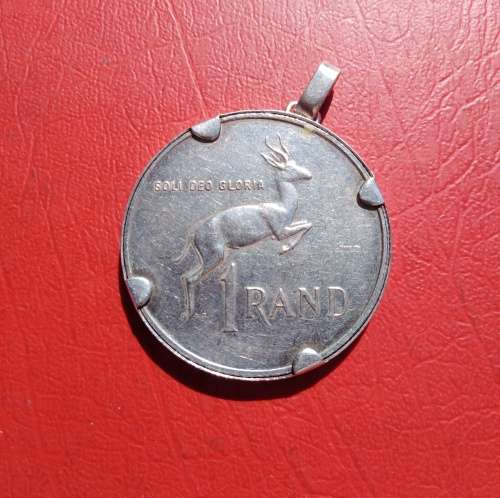 SILVER RAND IN SILVER (925) SETTING/PENDANT. WEIGHT: 16.85 GRAMS.