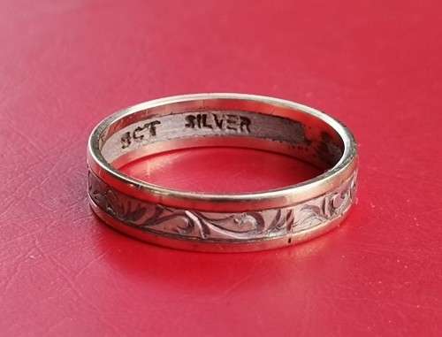 GOLD AND SILVER RING. WEIGHT: 2.53 GRAMS. STAMPED. PLEASE READ DESCRIPTION.