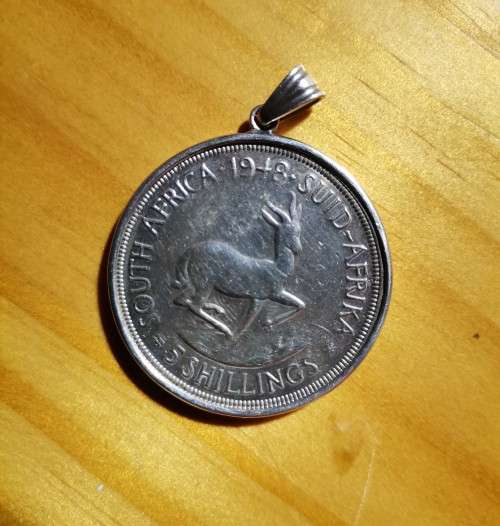 1948 SILVER CROWN IN SILVER SETTING (PENDANT). WEIGHT: 30.45 GRAMS.