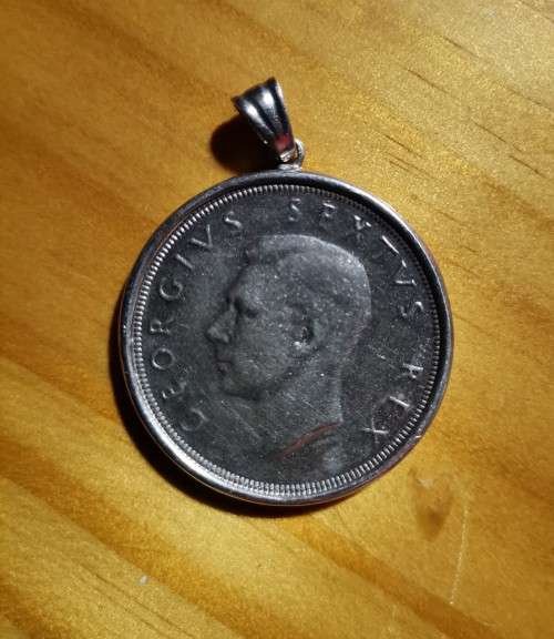 1948 SILVER CROWN IN SILVER SETTING (PENDANT). WEIGHT: 30.45 GRAMS.