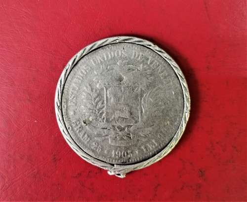 VENEZUELA 1905 SILVER 5 BOLIVARES IN SILVER SETTING. TOTAL WEIGHT: 31.09 GRAMS.