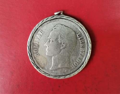 VENEZUELA 1905 SILVER 5 BOLIVARES IN SILVER SETTING. TOTAL WEIGHT: 31.09 GRAMS.