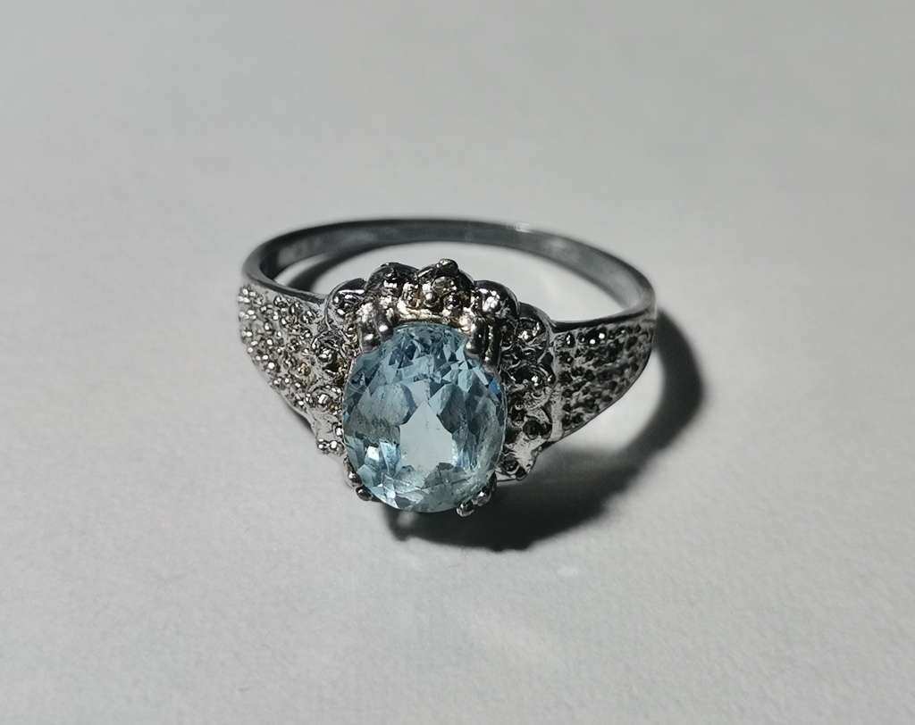 BEAUTIFUL SILVER 925 RING. LIGHT BLUE STONE. WEIGHT: 2.96 GRAMS.  INSIDE DIAMETER: 18MM.